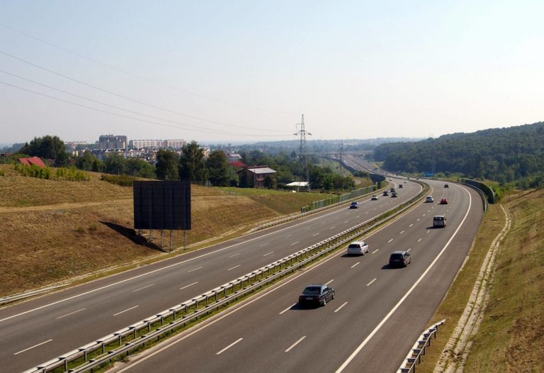 Un deputat cere bani Guvernului pentru a construi autostrada din Moldova