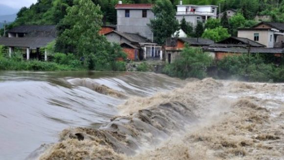 Inundaţii în Braşov şi Covasna; A fost necesară intervenţia ISU