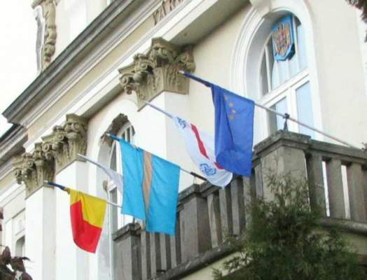 Tupeu fără margini / Preşedintele CJ Mureş, amendat pentru refuzul de a da jos steagul secuiesc de pe clădirea Primăriei Sovata