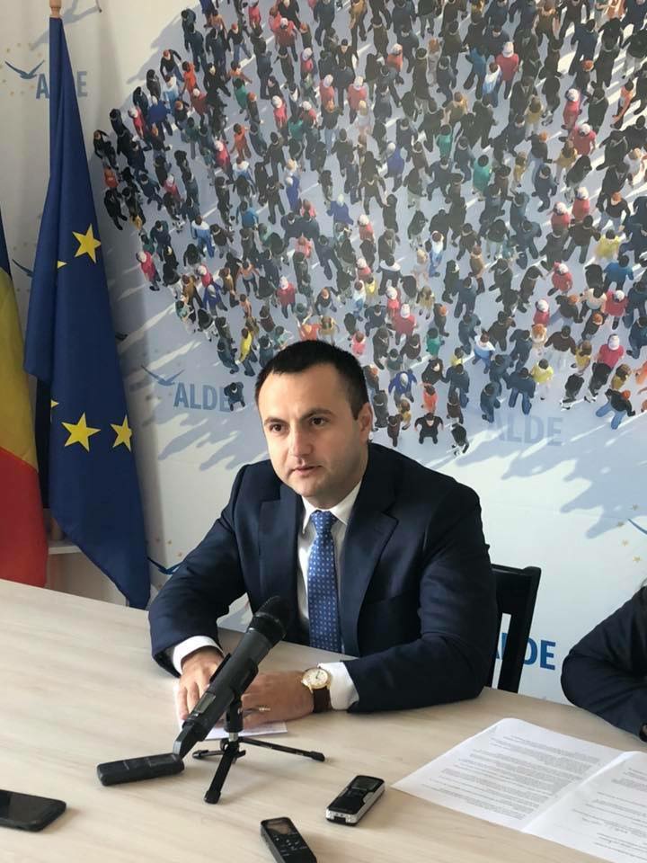 ALDE: Klaus Iohannis continuă să dezbine românii și să blocheze Guvernul