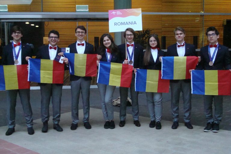 Elevi români, medaliaţi la Olimpiada internaţională de Fizică