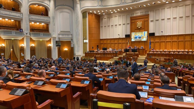 Parlamentul se întruneşte pentru votul de învestire a Guvernului propus de Nicolae Ciucă