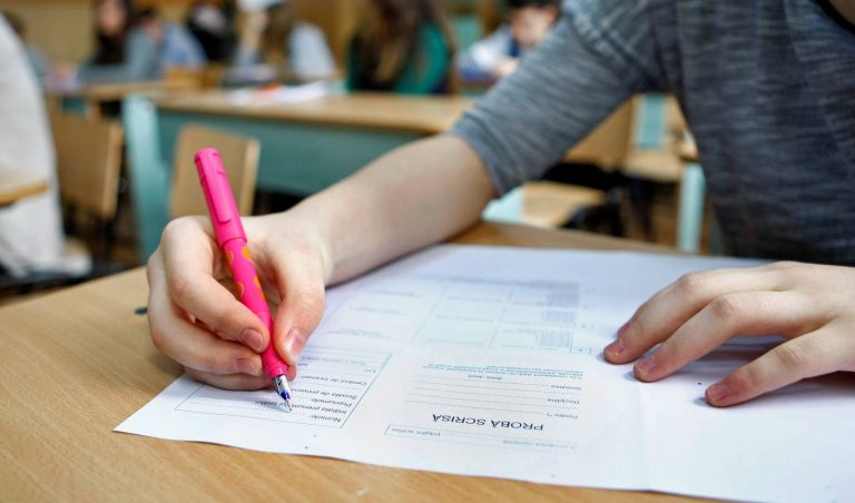 2.103 elevi din Bucureşti şi 20 de judeţe au participat la faza de pretestare PISA 2022
