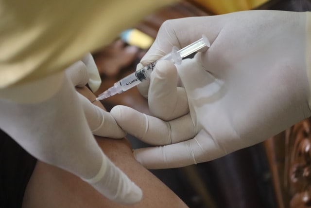 Ministerul Sănătăţii: Persoanele cu vârsta peste 18 ani care au primit trei doze de vaccin de tip ARN mesager pot solicita doza a patra de vaccin Pfizer
