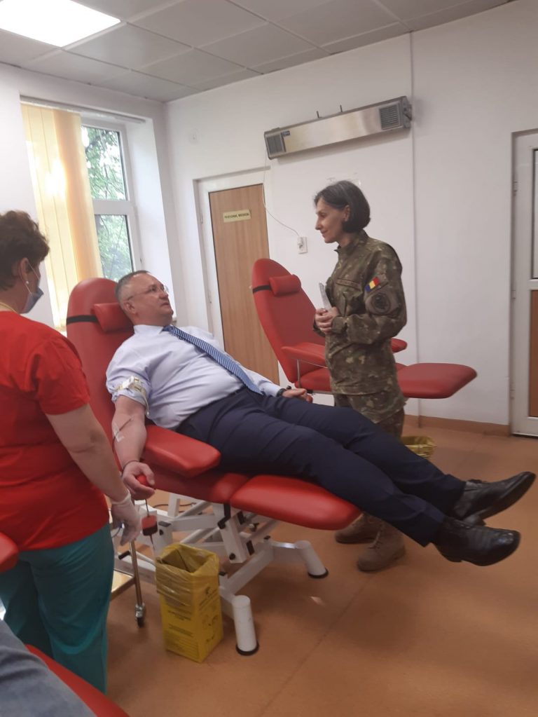 Premierul Nicolae Ciucă a donat sânge: Ştiu că este mare nevoie de sânge pentru cei aflaţi în suferinţă