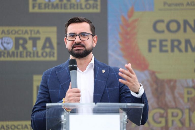 Fostul ministru al Agriculturii, Adrian Chesnoiu, audiat la sediul DNA