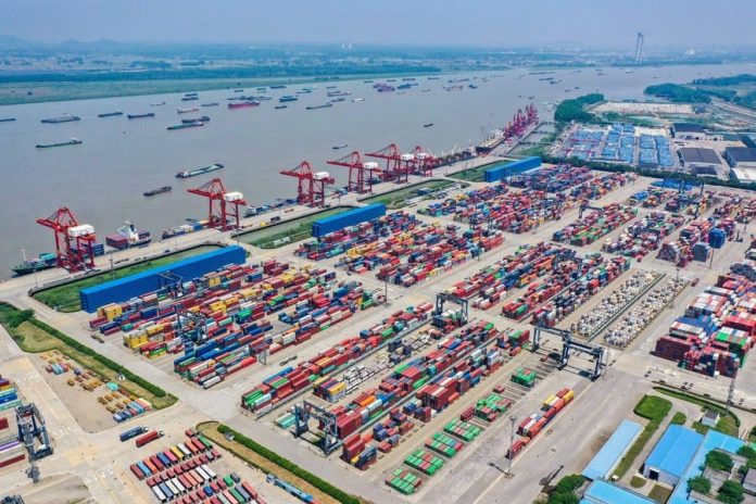 Foto: Xinhua - Terminalul de containere în orașul Nanjing, provincia Jiangsu.