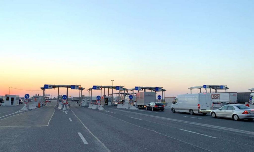 Arad border policemen discover several migrants hidden in a truck loaded with wine bottles