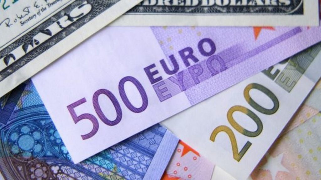 Euro trades at 4.9202 RON