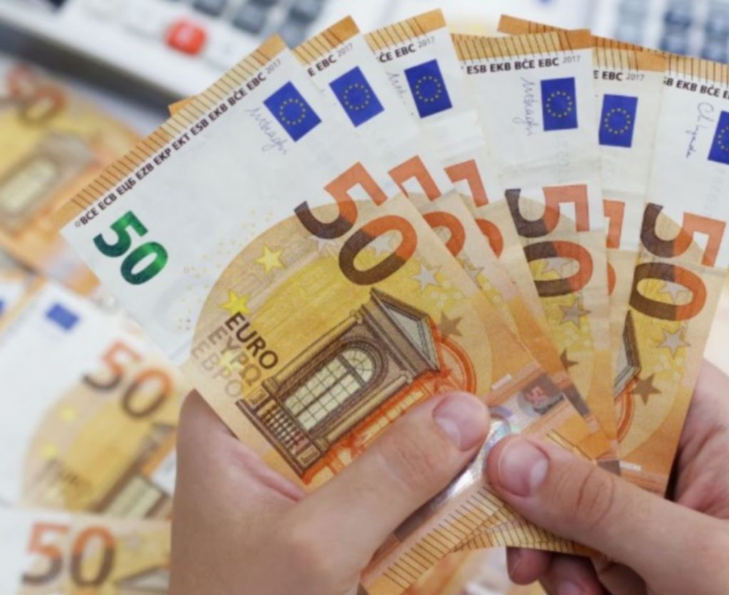 Euro trades at 4.9610 RON