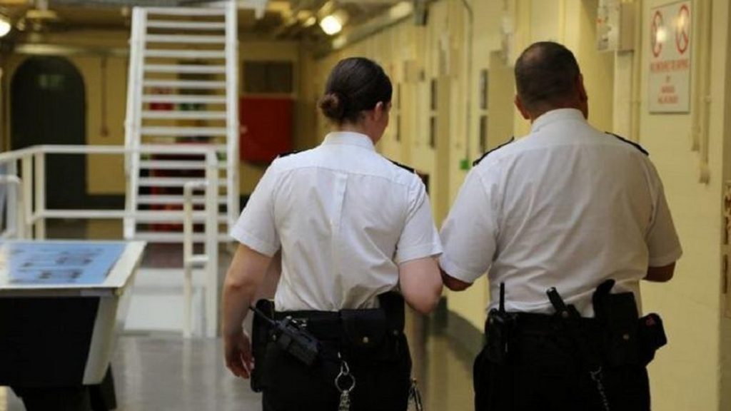 Prison officers block penitentiary activity by "excessive zeal"