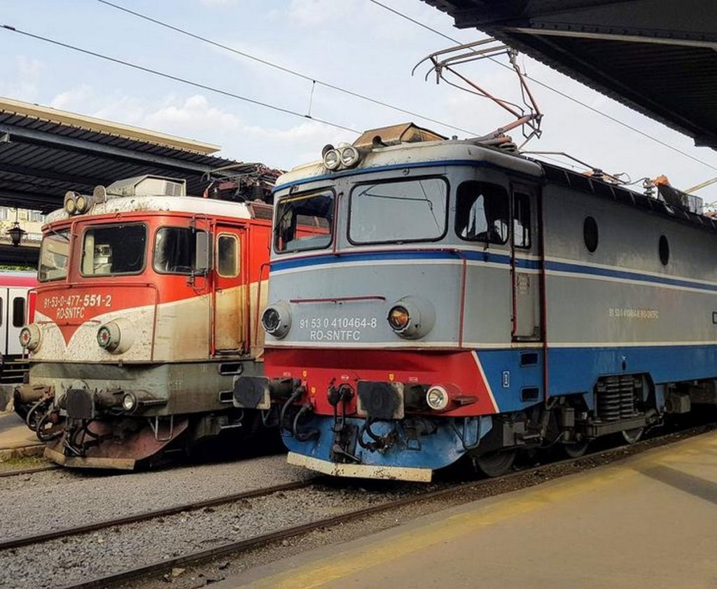 Two privately-owned locomotives collide head-on in south Romania, two train drivers, injured