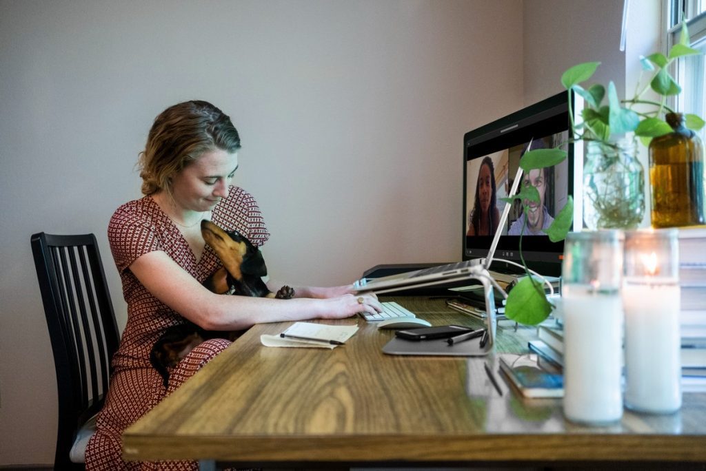 A third of employees work exclusively from home, 40 pct go to the office every day (survey)