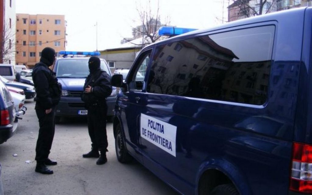 Arad border policemen appredend 48 foreigners hiding in a truck, at the border