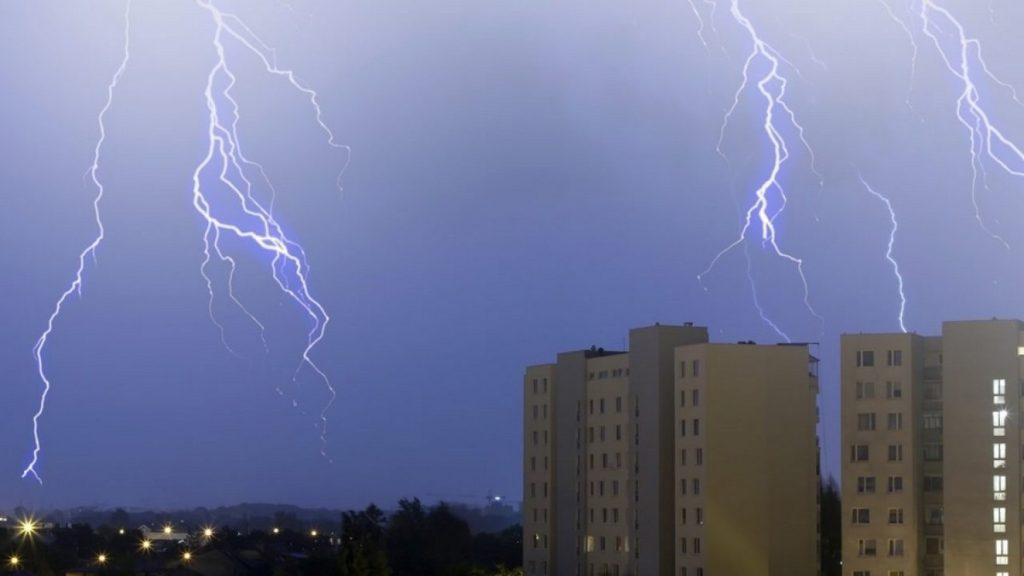 Code Yellow of rains and storms in 14 counties, on Holy Trinity day; Bucharest registers 27 degrees