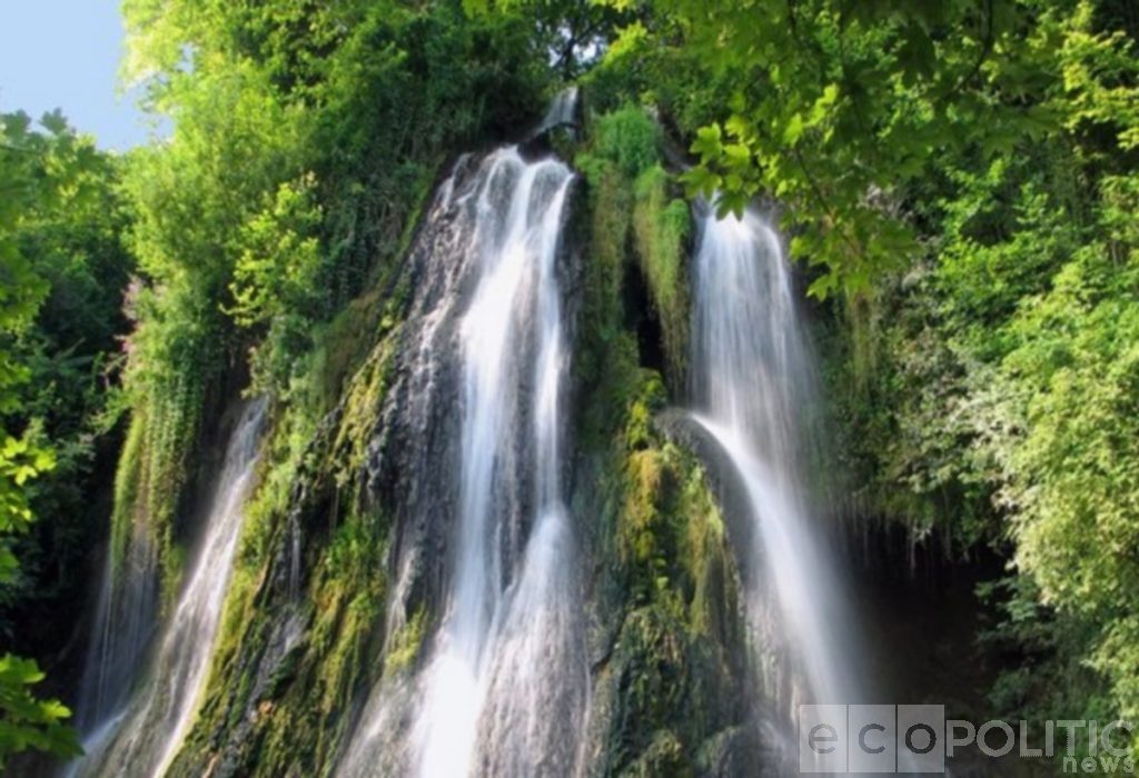 Several limestone formations of Clocota Waterfall have collapsed