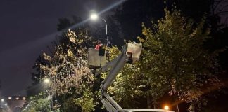 Bucureștiul se pregătește de Crăciun: 6 milioane de luminițe sunt montate noaptea, pentru a nu bloca traficul