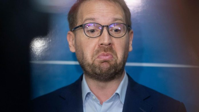 Dominic Fritz: The president now has the constitutional authority to dissolve Parliament. The USR is calling for early elections