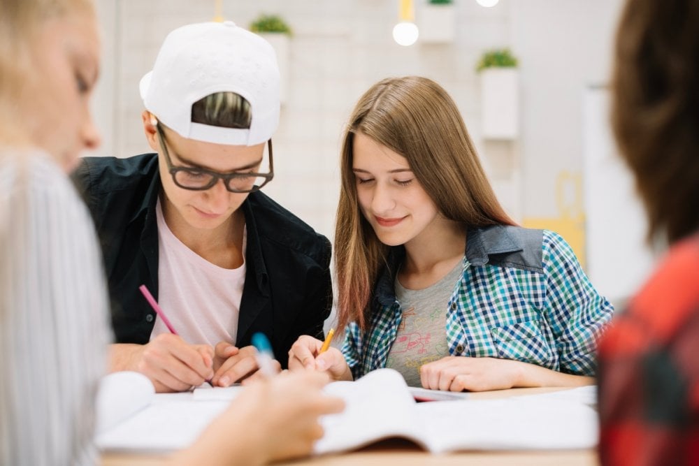 baiat care studiaza pentru bac cu ajutorul unei fete